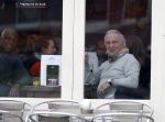 Amsterdam 24 april 2017
Huub Stapel leest krant bij cafe gruter