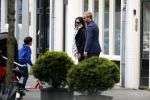 Amsterdam Uitdam 23 april 2017
Thijs Romer en zijn vriendin Igone de Jongh ( en haar zoontje) gaan naar het huis van Katja Schuurman om de verjaardag van Semmie te vieren