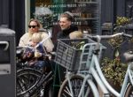 Amsterdam 29 april 2017  
Jetteke v Lexmond met man en kinderen op terras
