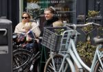 Amsterdam 29 april 2017  
Jetteke v Lexmond met man en kinderen op terras