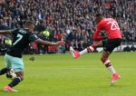 Eindhoven,23 April 2017 PSV-AJAX Seizoen 2016/2017, eindstand 1-0
Joshua Brenet probeert in de laatste minuut de stand nog op 2-0 te brengen. Helaas.......