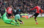 Eindhoven,23 April 2017 PSV-AJAX Seizoen 2016/2017, eindstand 1-0
Joshua Brenet probeert in de laatste minuut de stand nog op 2-0 te brengen. Helaas.......