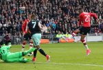 Eindhoven,23 April 2017 PSV-AJAX Seizoen 2016/2017, eindstand 1-0
Joshua Brenet probeert in de laatste minuut de stand nog op 2-0 te brengen. Helaas.......