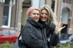 Amsterdam 3 april 2017 
Karin Dijksman met haar moeder op straat