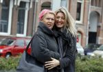 Amsterdam 3 april 2017 
Karin Dijksman met haar moeder op straat