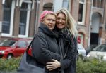 Amsterdam 3 april 2017 
Karin Dijksman met haar moeder op straat