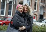Amsterdam 3 april 2017 
Karin Dijksman met haar moeder op straat