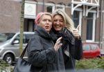 Amsterdam 3 april 2017 
Karin Dijksman met haar moeder op straat