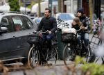 Amsterdam 29 april 2017  
kim v Kooten met man Jacob Derwig en dochter op de fiets in Amsterdam zuid
