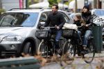 Amsterdam 29 april 2017  
kim v Kooten met man Jacob Derwig en dochter op de fiets in Amsterdam zuid