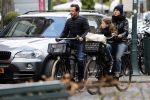 Amsterdam 29 april 2017  
kim v Kooten met man Jacob Derwig en dochter op de fiets in Amsterdam zuid