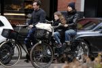 Amsterdam 29 april 2017  
kim v Kooten met man Jacob Derwig en dochter op de fiets in Amsterdam zuid