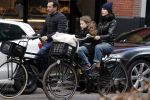 Amsterdam 29 april 2017  
kim v Kooten met man Jacob Derwig en dochter op de fiets in Amsterdam zuid