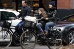 Amsterdam 29 april 2017  
kim v Kooten met man Jacob Derwig en dochter op de fiets in Amsterdam zuid
