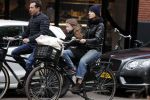 Amsterdam 29 april 2017  
kim v Kooten met man Jacob Derwig en dochter op de fiets in Amsterdam zuid