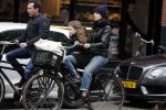 Amsterdam 29 april 2017  
kim v Kooten met man Jacob Derwig en dochter op de fiets in Amsterdam zuid
