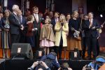 Tilburg 27 april 2017
Koningsdag in Tilburg. Aanwezige leden van de koninklijke familie zijn, Koning Willem Alexander Koningin Maxima Prinses Amalia Ariane Alexia, Prins Constantijn prinses Laurentien Prins Maurits Prinses Marilene Prins Bernhard jr Prinses Annette Prins Floris Prinses Aimee Prins Pieter Christiaan en Prinses Anita. Guus Meeuwis en Gers Pardoel zingen ze toe.