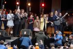 Tilburg 27 april 2017
Koningsdag in Tilburg. Aanwezige leden van de koninklijke familie zijn, Koning Willem Alexander Koningin Maxima Prinses Amalia Ariane Alexia, Prins Constantijn prinses Laurentien Prins Maurits Prinses Marilene Prins Bernhard jr Prinses Annette Prins Floris Prinses Aimee Prins Pieter Christiaan en Prinses Anita. Guus Meeuwis en Gers Pardoel zingen ze toe.