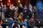 Tilburg 27 april 2017
Koningsdag in Tilburg. Aanwezige leden van de koninklijke familie zijn, Koning Willem Alexander Koningin Maxima Prinses Amalia Ariane Alexia, Prins Constantijn prinses Laurentien Prins Maurits Prinses Marilene Prins Bernhard jr Prinses Annette Prins Floris Prinses Aimee Prins Pieter Christiaan en Prinses Anita. Guus Meeuwis en Gers Pardoel zingen ze toe.