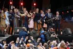 Tilburg 27 april 2017
Koningsdag in Tilburg. Aanwezige leden van de koninklijke familie zijn, Koning Willem Alexander Koningin Maxima Prinses Amalia Ariane Alexia, Prins Constantijn prinses Laurentien Prins Maurits Prinses Marilene Prins Bernhard jr Prinses Annette Prins Floris Prinses Aimee Prins Pieter Christiaan en Prinses Anita. Guus Meeuwis en Gers Pardoel zingen ze toe.