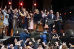 Tilburg 27 april 2017
Koningsdag in Tilburg. Aanwezige leden van de koninklijke familie zijn, Koning Willem Alexander Koningin Maxima Prinses Amalia Ariane Alexia, Prins Constantijn prinses Laurentien Prins Maurits Prinses Marilene Prins Bernhard jr Prinses Annette Prins Floris Prinses Aimee Prins Pieter Christiaan en Prinses Anita. Guus Meeuwis en Gers Pardoel zingen ze toe.