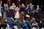 Tilburg 27 april 2017
Koningsdag in Tilburg. Aanwezige leden van de koninklijke familie zijn, Koning Willem Alexander Koningin Maxima Prinses Amalia Ariane Alexia, Prins Constantijn prinses Laurentien Prins Maurits Prinses Marilene Prins Bernhard jr Prinses Annette Prins Floris Prinses Aimee Prins Pieter Christiaan en Prinses Anita. Guus Meeuwis en Gers Pardoel zingen ze toe.