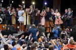 Tilburg 27 april 2017
Koningsdag in Tilburg. Aanwezige leden van de koninklijke familie zijn, Koning Willem Alexander Koningin Maxima Prinses Amalia Ariane Alexia, Prins Constantijn prinses Laurentien Prins Maurits Prinses Marilene Prins Bernhard jr Prinses Annette Prins Floris Prinses Aimee Prins Pieter Christiaan en Prinses Anita. Guus Meeuwis en Gers Pardoel zingen ze toe.