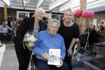 Lelystad 7 april 2017 
Uitreiking boek Christa Krommenhoek ( dochter Koos Alberts). Koos en Joke krijgen het eerste boek van haar.