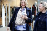 Amsterdam 12 mei 2017
Lieke v Lexmond met baby in draagzak en haar zus Jetteke v Lexmond op de pc hooftstraat