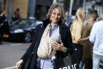 Amsterdam 12 mei 2017
Lieke v Lexmond met baby in draagzak en haar zus Jetteke v Lexmond op de pc hooftstraat