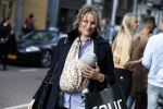 Amsterdam 12 mei 2017
Lieke v Lexmond met baby in draagzak en haar zus Jetteke v Lexmond op de pc hooftstraat