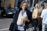 Amsterdam 12 mei 2017
Lieke v Lexmond met baby in draagzak en haar zus Jetteke v Lexmond op de pc hooftstraat