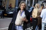 Amsterdam 12 mei 2017
Lieke v Lexmond met baby in draagzak en haar zus Jetteke v Lexmond op de pc hooftstraat
