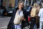 Amsterdam 12 mei 2017
Lieke v Lexmond met baby in draagzak en haar zus Jetteke v Lexmond op de pc hooftstraat