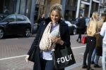 Amsterdam 12 mei 2017
Lieke v Lexmond met baby in draagzak en haar zus Jetteke v Lexmond op de pc hooftstraat