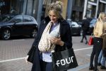 Amsterdam 12 mei 2017
Lieke v Lexmond met baby in draagzak en haar zus Jetteke v Lexmond op de pc hooftstraat