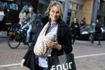 Amsterdam 12 mei 2017
Lieke v Lexmond met baby in draagzak en haar zus Jetteke v Lexmond op de pc hooftstraat