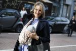 Amsterdam 12 mei 2017
Lieke v Lexmond met baby in draagzak en haar zus Jetteke v Lexmond op de pc hooftstraat