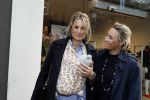 Amsterdam 12 mei 2017
Lieke v Lexmond met baby in draagzak en haar zus Jetteke v Lexmond op de pc hooftstraat