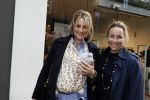 Amsterdam 12 mei 2017
Lieke v Lexmond met baby in draagzak en haar zus Jetteke v Lexmond op de pc hooftstraat