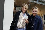 Amsterdam 12 mei 2017
Lieke v Lexmond met baby in draagzak en haar zus Jetteke v Lexmond op de pc hooftstraat