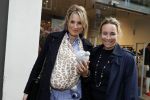 Amsterdam 12 mei 2017
Lieke v Lexmond met baby in draagzak en haar zus Jetteke v Lexmond op de pc hooftstraat