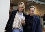 Amsterdam 12 mei 2017
Lieke v Lexmond met baby in draagzak en haar zus Jetteke v Lexmond op de pc hooftstraat