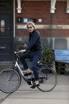 Amsterdam 9 mei 20-17
Matthijs v Nieuwkerk met mobiel op de fiets.