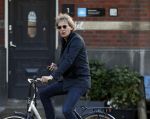 Amsterdam 9 mei 20-17
Matthijs v Nieuwkerk met mobiel op de fiets.