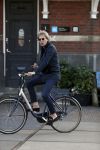 Amsterdam 9 mei 20-17
Matthijs v Nieuwkerk met mobiel op de fiets.