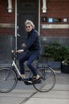 Amsterdam 9 mei 20-17
Matthijs v Nieuwkerk met mobiel op de fiets.