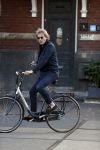 Amsterdam 9 mei 20-17
Matthijs v Nieuwkerk met mobiel op de fiets.