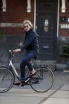 Amsterdam 9 mei 20-17
Matthijs v Nieuwkerk met mobiel op de fiets.