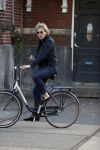 Amsterdam 9 mei 20-17
Matthijs v Nieuwkerk met mobiel op de fiets.